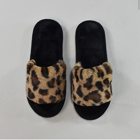 NWT Leopard Print Plush Slippers - Picture 3 of 3